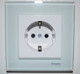Eluttag med glasram uppsatt av elektriker
